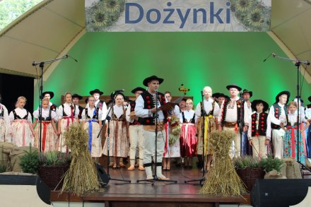 Obrzęd Dożynkowy na scenie amfiteatru