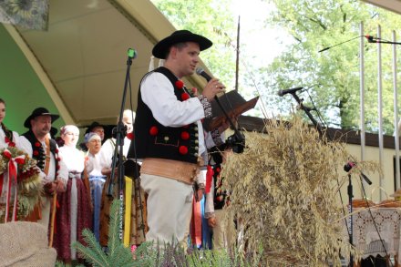 Burmistrz Tomasz Bujok podczas obrzędu dożynkowego