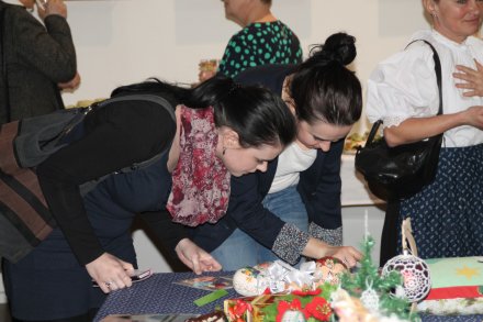 W trakcie oglądania wystawy Grupy Twórców Wiślanie