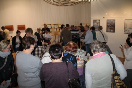 W trakcie oglądania wystawy Grupy Twórców Wiślanie