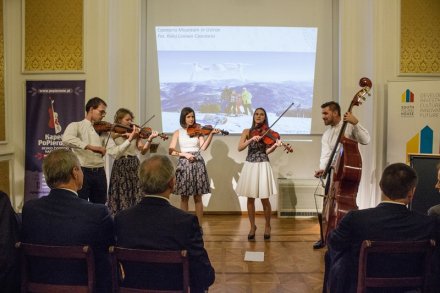 Występ kapeli Po Pieronie