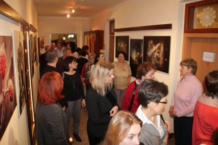 Publiczność zwiedza galeryjkę