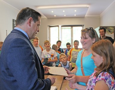 Uczniowie klasy IV dziękują Burmistrzowi za poświęcony czas
