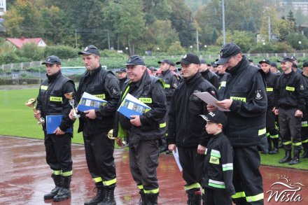 Zwycięskie drużyny zawodów z pucharami