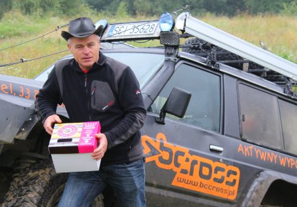 Tadeusz Byrtek z pudełkiem na nakrętki