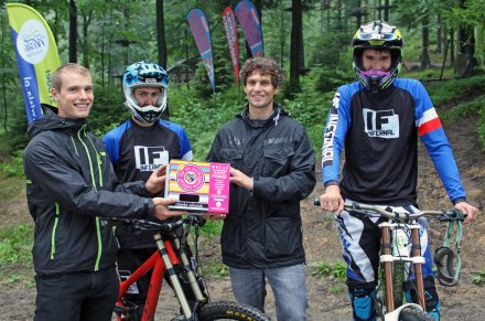 Sławomir Łukasik - wicemistrz Europy w Downhill-u (pierwszy z lewej), Tomasz Gagat (organizator Downhill w Wiśle) z pudełkiem na nakrętki