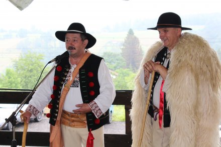 Jan Kędzior witający gości na swoim gospodarstwie