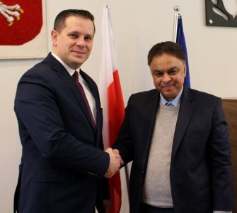 Charge d'Affaires Ambasady Indii Amarjeet Singh Takhi z burmistrzem Tomaszem Bujokiem