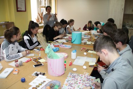 Uczestnicy warsztatów wykonują pisanki