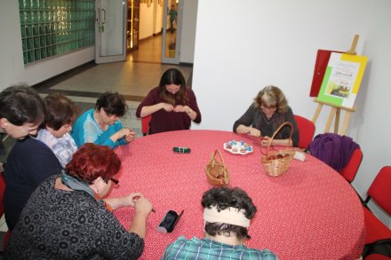 Uczestnicy warsztatów - wykonywanie "kroszonek"