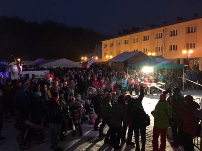 Kibice na Rynku oglądają transmisję ze skoków