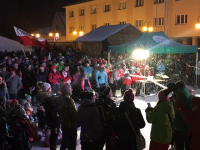 Kibice na Rynku oglądają transmisję ze skoków