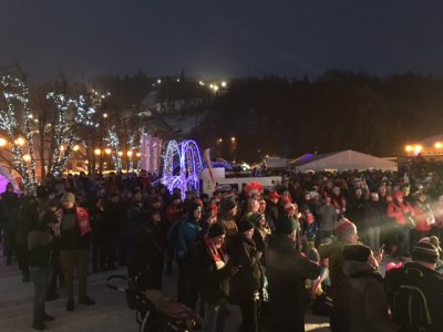 Kibice na Rynku oglądają transmisję ze skoków