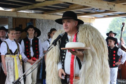 Józef Michałek prezentujący bunc