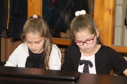 Występ uczennic Państwowej Szkoły Muzycznej