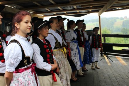 Zespół Regionalny "Wisła" przysłuchujący się prelekcji o serach