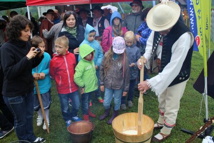 Dzieci podglądające pokaz wyrobu sera