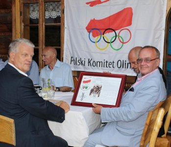 Prezes Beskidzkiej Rady Olimpijskiej prezentuje okolicznościowe tablo dla Jana i Heleny Legierskich