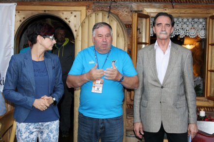 Andrzej Wąsowicz wita zebranych gości w asyście Agnieszki Baczkowskiej i Tadeusza Pilarza