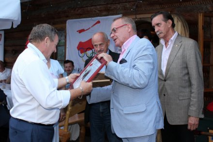 Jan Legierski odbiera certyfikat z rąk prezesa Beskidzkiej Rady Olimpijskiej