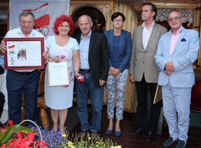 Pamiątkowe zdjęcie właścicieli restauracji z władzami BRO