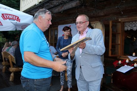 Andrzej Wąsowicz odbiera podziękowania z rąk prezesa BRO
