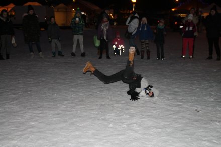 Taniec breakdance w wykonaniu uczestnika