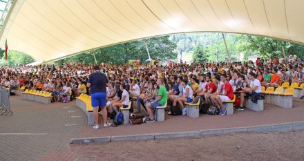 Młodzież zebrana w amfiteatrze