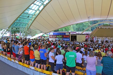 Młodzież zebrana w amfiteatrze