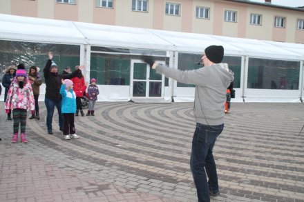 Instruktor Mateusz uczy układów tanecznych