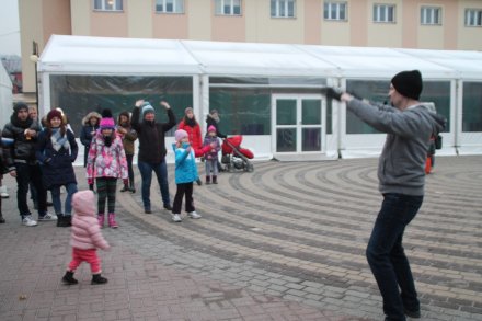 Instruktor Mateusz uczy układów tanecznych