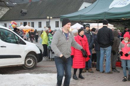 Instruktor Mateusz uczy układów tanecznych