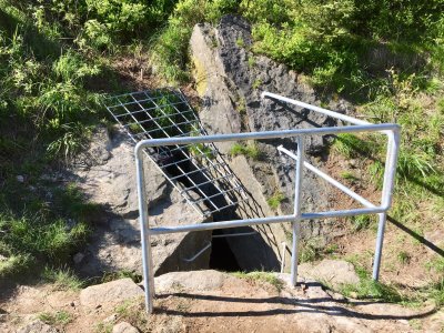 Barierki i kraty zabezpieczające otwór wejściowy do jaskini