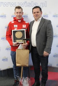 Sympatyczne spotkanie zaaranżowane przez Burmistrza Miasta Wisła Tomasza Bujoka odbyło się dziś w sali sesyjnej Urzędu Miejskiego, zaś najważniejszym gościem był Olek Zniszczoł, który kilka godzin wcześniej wrócił z Mistrzostw Świata w skokach narciarskic