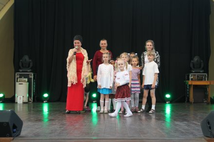 Występ taneczny dzieci
