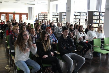 Młodzi uczestnicy projektu ze swoimi opiekunami