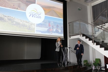 Burmistrz Tomasz Bujok i dyrektor MZEAS Barbara Szalbot