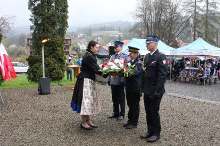 połączona delegacja Policji, Państwowej Straży Pożarnej i Straży Miejskiej