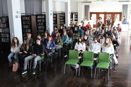 Młodzi uczestnicy projektu ze swoimi opiekunami