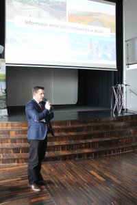 Burmistrz Tomasz Bujok odpowiadający na pytania młodzieży