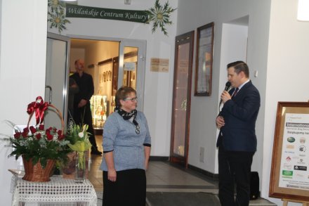Burmistrz Miasta Wisła Tomasz Bujok składa gratulacje autorce wystawy Ewie Lazar