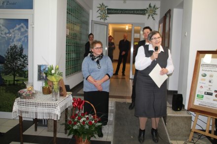 Kierownik Miejskiego Ośrodka Pomocy Społecznej Anna Bujok składa gratulacje autorce wystawy Ewie Lazar