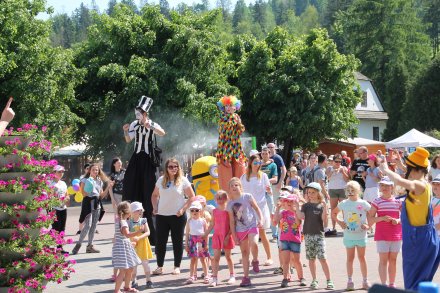 Zabawa ze szczudlarzami