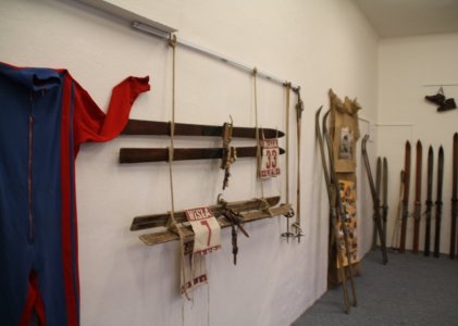 Wystawa starego sprzętu narciarskiego