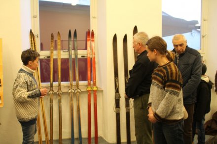 Wystawa starego sprzętu narciarskiego