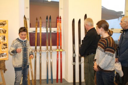 Wystawa starego sprzętu narciarskiego