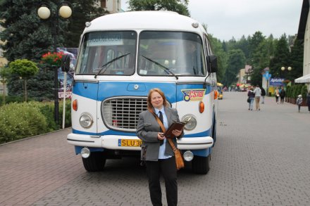 Konduktor z zabytkowym "Ogórkiem"