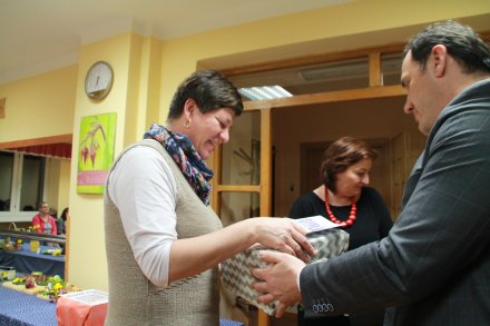 Fragment wręczenia nagrody przez Sekretarza Miasta Sylwestra Foltyna