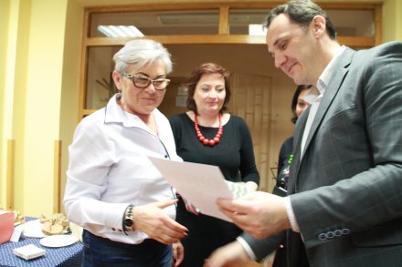 Fragment wręczenia nagrody przez Sekretarza Miasta Sylwestra Foltyna