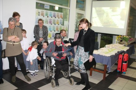 Członek Stowarzyszenia "Grupa Twórców Wiślanie" Paweł Szalbot odczytuje swój wiersz